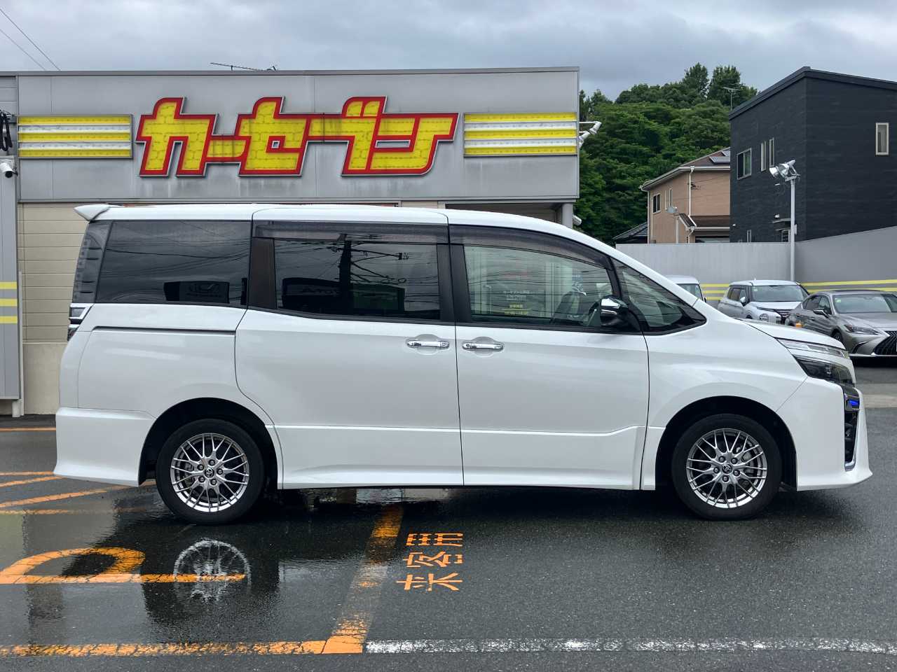 トヨタ ヴォクシー　ハイブリッド