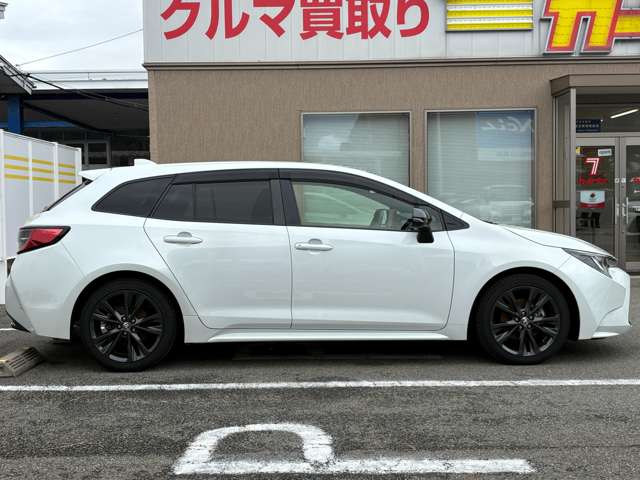 トヨタ カローラ　ツーリング　ハイブリッド