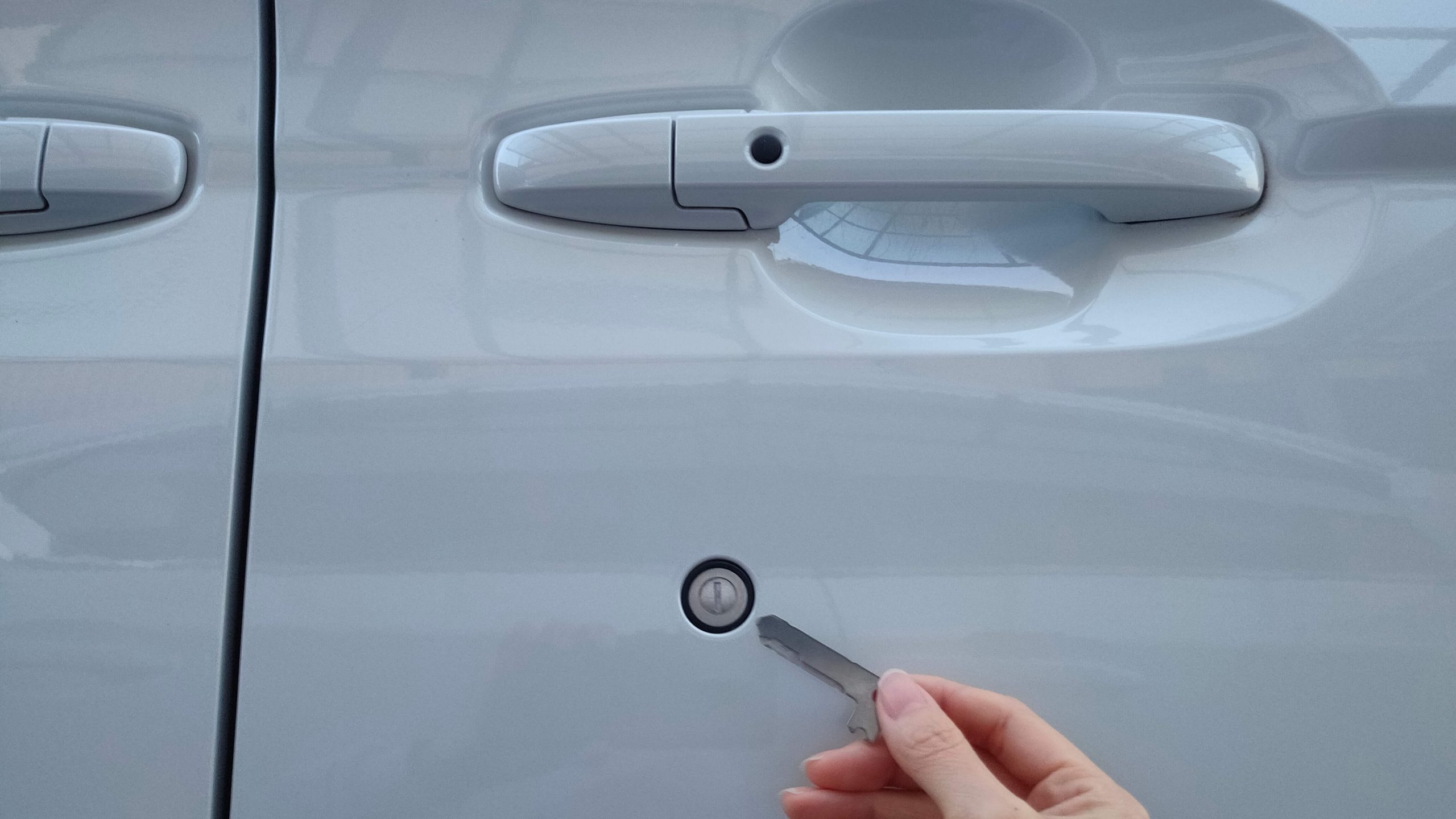 スマートキーが電池切れ！ドア開閉やエンジン始動、電池交換の方法を紹介