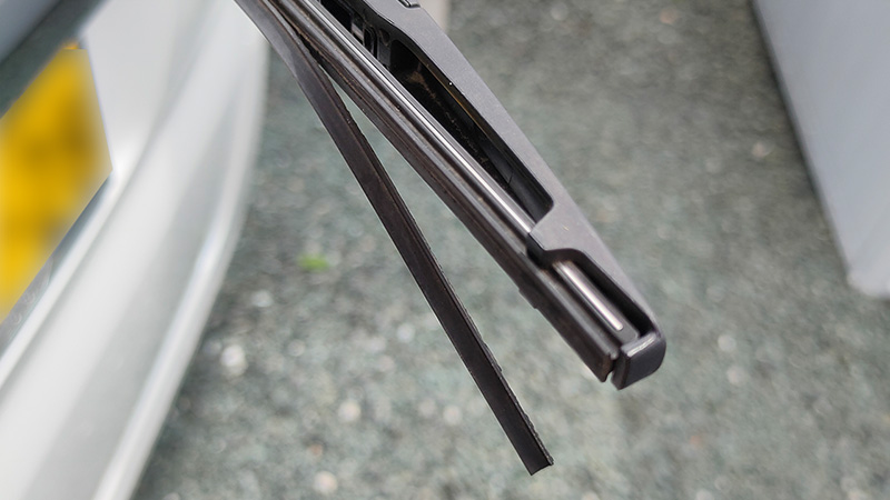 ワイパーゴムが裂ける