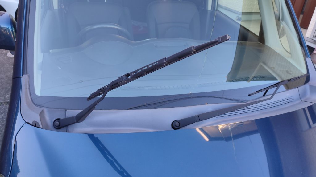 ステップ1： ワイパーアームを持ち上げる