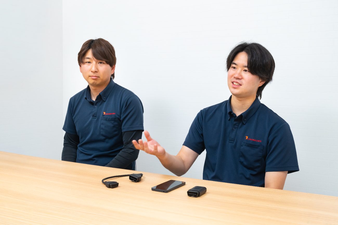 取材に応じる新佐枝さん(右)と下山さん